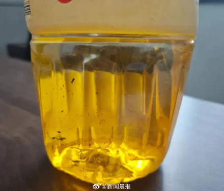 女子集市上免费洗金镯被洗掉5克,警方:摊贩用“王水”盗窃黄金,已刑拘 女子集市上免费洗金镯被洗掉5克,警方:摊贩用“王水”盗窃黄金,已刑拘