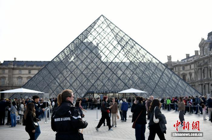 法国卢浮宫在遭遇严重盗窃案后重新开放 法国卢浮宫在遭遇严重盗窃案后重新开放