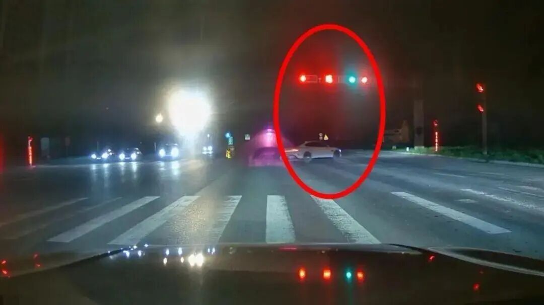 西安警方通报“20岁男子开无牌车在十字路口漂移闯红灯”：行拘10日，扣6分并罚款700元