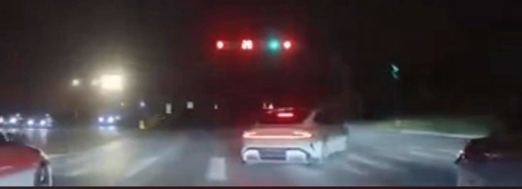 西安警方通报“20岁男子开无牌车在十字路口漂移闯红灯”：行拘10日，扣6分并罚款700元