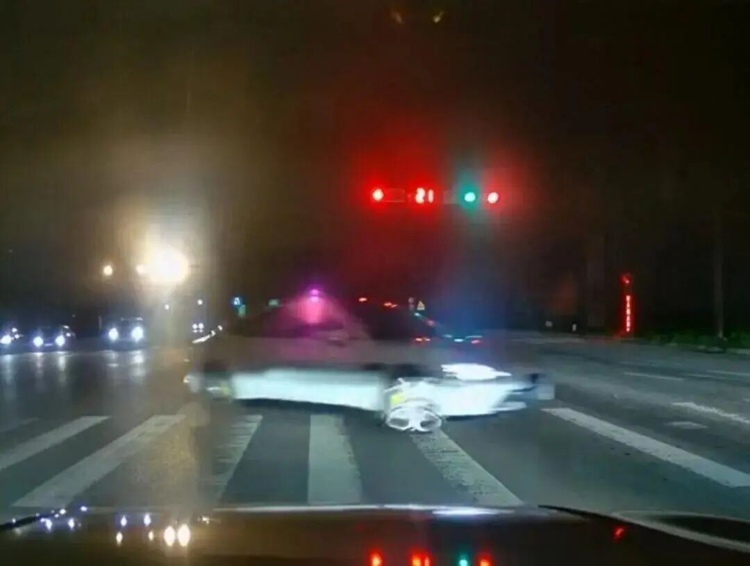 西安警方通报“20岁男子开无牌车在十字路口漂移闯红灯”：行拘10日，扣6分并罚款700元