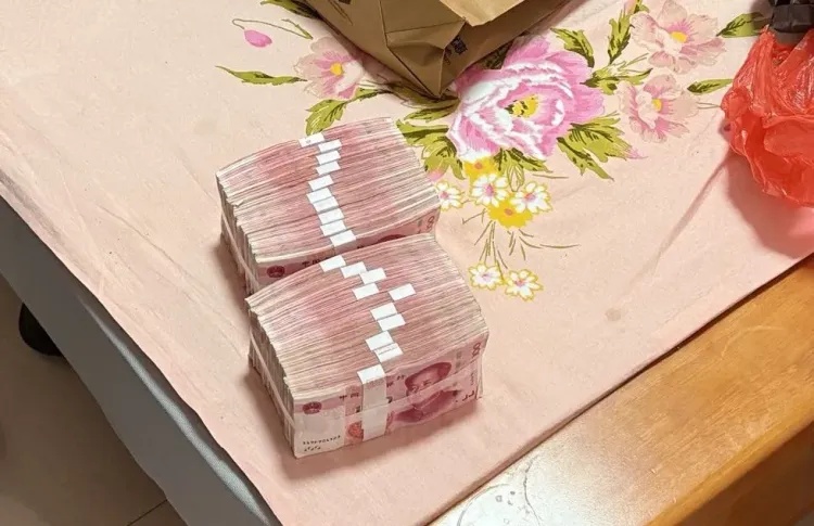 浙江女子紧攥20万现金大哭:我自己的钱,还不能自由支配?声泪俱下…… 浙江女子紧攥20万现金大哭:我自己的钱,还不能自由支配?声泪俱下……