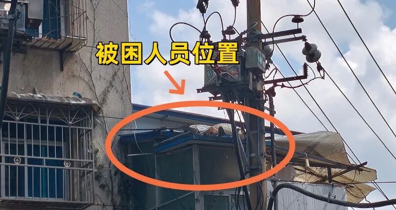 维修顶棚突遇“电老虎”，男子瞬间倒地不起！