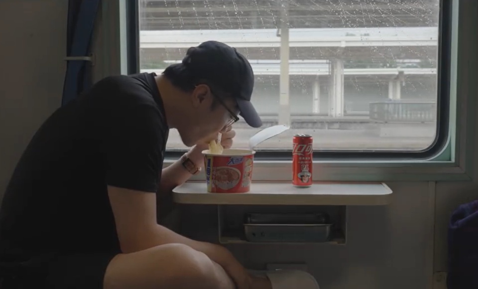 负债1亿的王自如坐绿皮火车出差 负债1亿的王自如坐绿皮火车出差