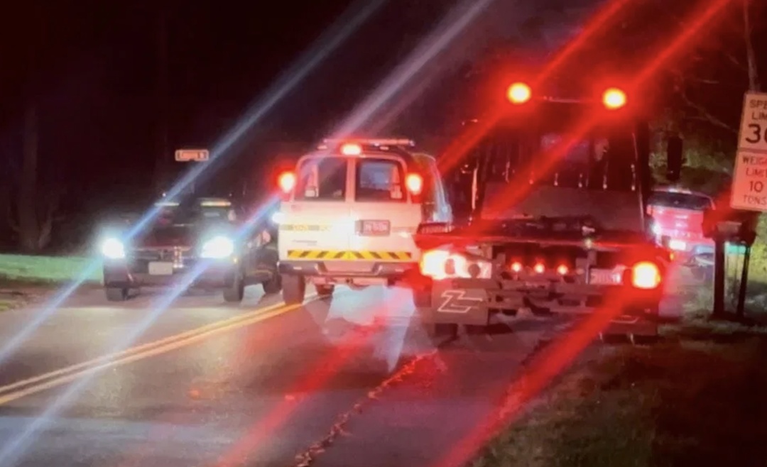 美国24岁小伙撞见母亲与他人在家门口卡车内亲热,持枪射杀男子后报警自首 美国24岁小伙撞见母亲与他人在家门口卡车内亲热,持枪射杀男子后报警自首