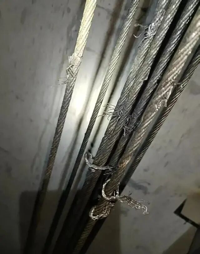 小区23部电梯承重钢绳遭恶意切割,警方:2人被刑拘 小区23部电梯承重钢绳遭恶意切割,警方:2人被刑拘