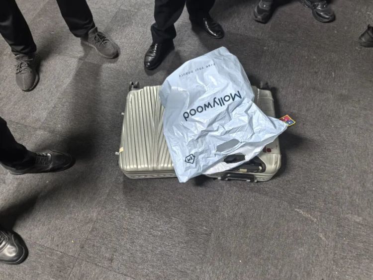 行李箱内惊现80万“现金”?报警后拆封,所有人竟忍不住乐了 行李箱内惊现80万“现金”?报警后拆封,所有人竟忍不住乐了