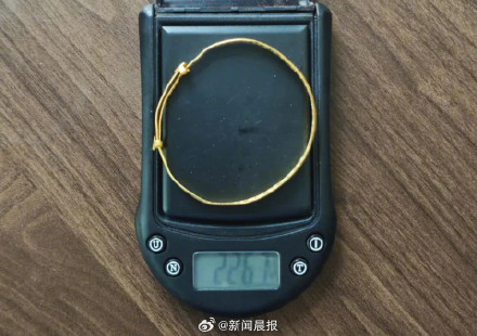 女子集市上免费洗金镯被洗掉5克,警方:摊贩用“王水”盗窃黄金,已刑拘 女子集市上免费洗金镯被洗掉5克,警方:摊贩用“王水”盗窃黄金,已刑拘