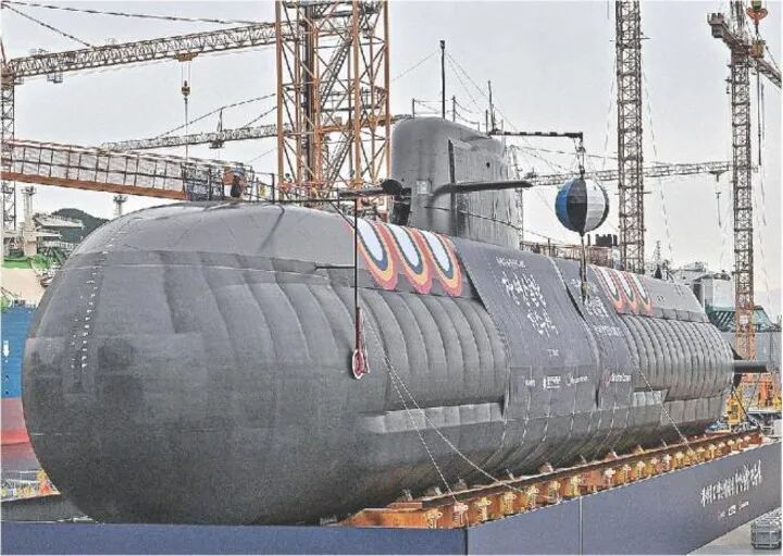韩国首艘3600吨级潜艇下水