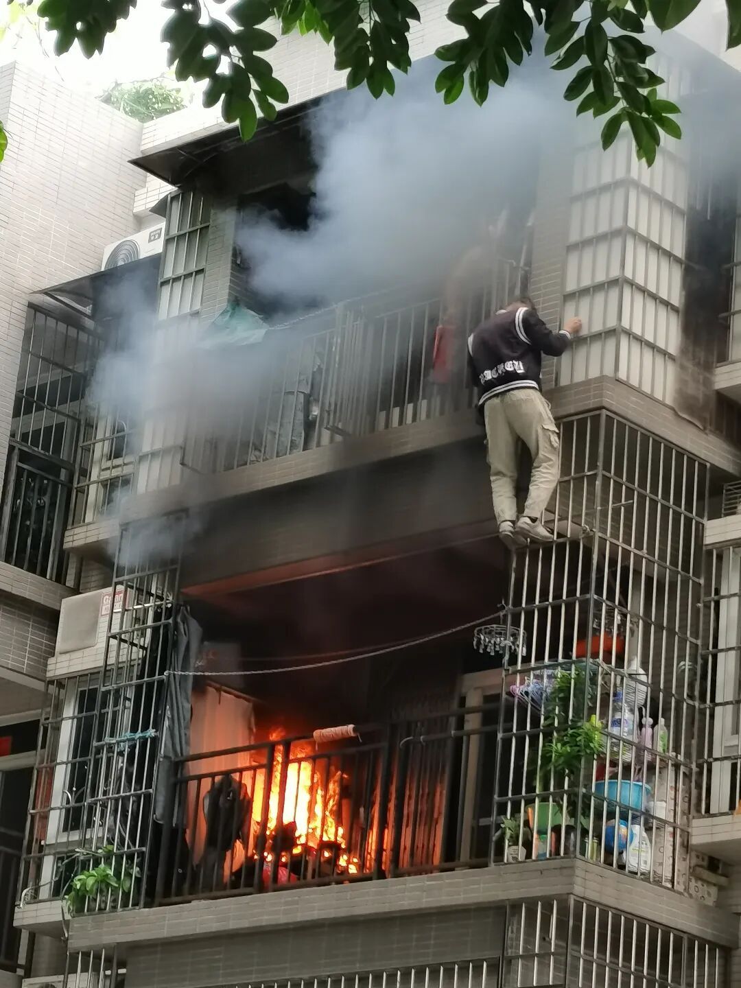 阳台突然着火，屋主不在！广州一社区干部徒手爬楼救火！