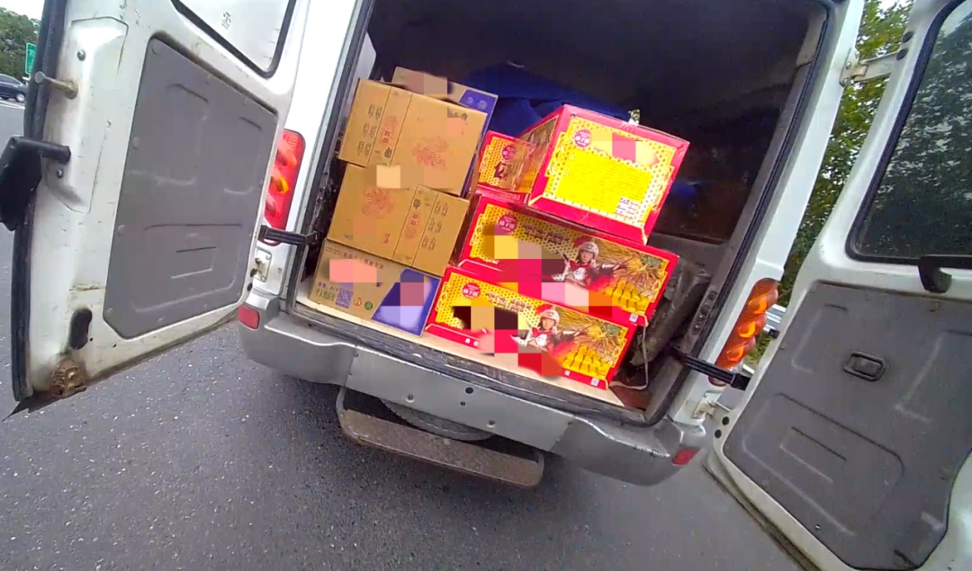 后果严重!婚礼车上发现“移动炸弹”,密密麻麻堆满19箱... 后果严重!婚礼车上发现“移动炸弹”,密密麻麻堆满19箱...