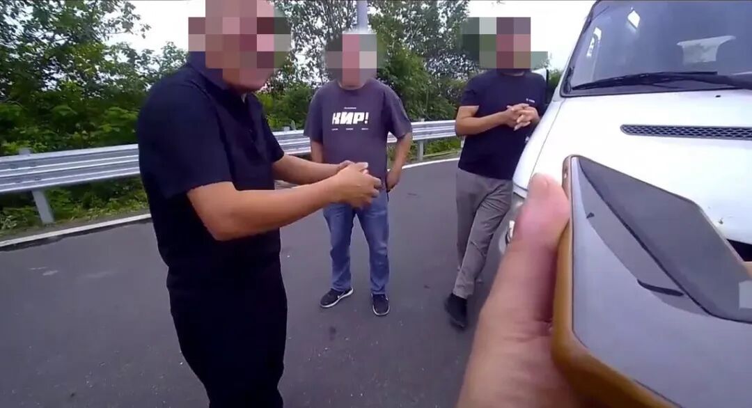 后果严重!婚礼车上发现“移动炸弹”,密密麻麻堆满19箱... 后果严重!婚礼车上发现“移动炸弹”,密密麻麻堆满19箱...