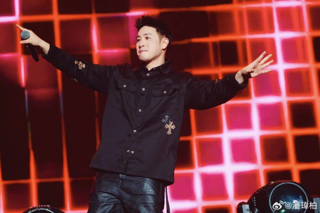 潘玮柏晒肌肉自拍，霸气展示瘦身成果：猛虎不发威，你把他当肥猫啊！幽默否认P图质疑