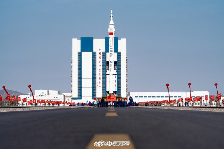 神二十一船箭组合体转运大片 神二十一船箭组合体转运大片