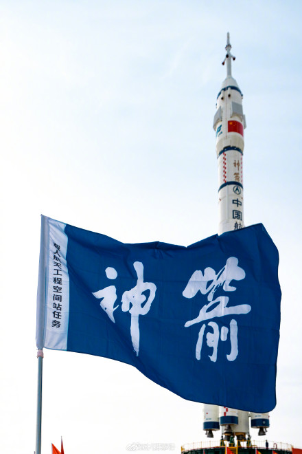 神二十一船箭组合体转运大片 神二十一船箭组合体转运大片