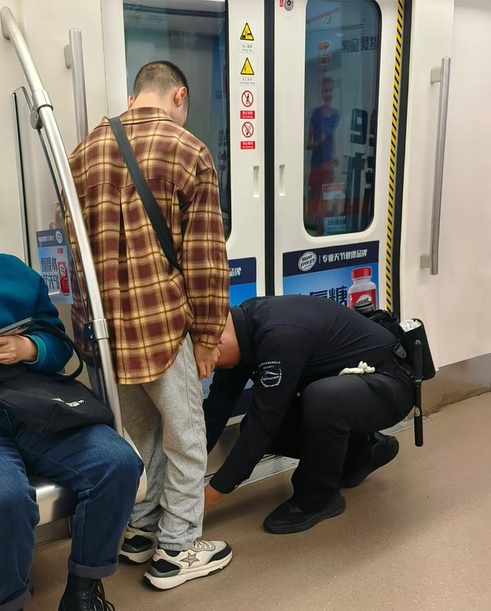 找到了!成都地铁“弯腰保安”是他! 找到了!成都地铁“弯腰保安”是他!