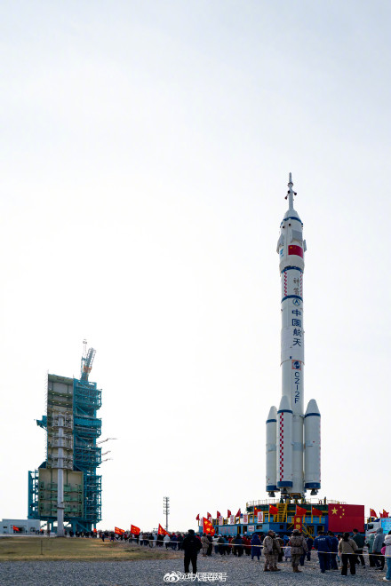 神二十一船箭组合体转运大片 神二十一船箭组合体转运大片