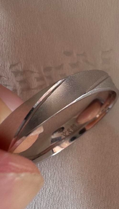 网购婚戒上,竟刻着别人的名字!当事人:膈应!客服称“寄错了” 网购婚戒上,竟刻着别人的名字!当事人:膈应!客服称“寄错了”