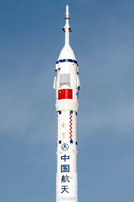 神二十一船箭组合体转运大片 神二十一船箭组合体转运大片