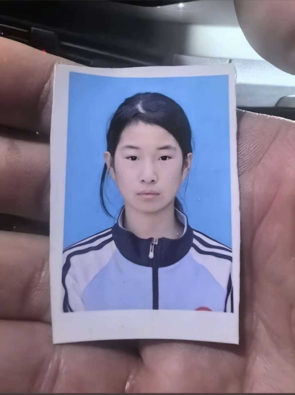 郑州14岁女孩上学途中失联半月,在河边发现书包,家属:河中搜寻未果,刑侦已介入 郑州14岁女孩上学途中失联半月,在河边发现书包,家属:河中搜寻未果,刑侦已介入