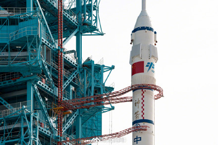 神二十一船箭组合体转运大片 神二十一船箭组合体转运大片