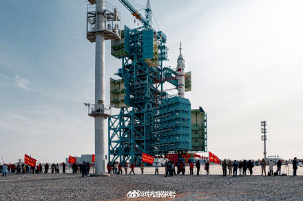 神二十一船箭组合体转运大片 神二十一船箭组合体转运大片