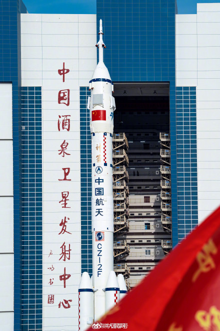 神二十一船箭组合体转运大片 神二十一船箭组合体转运大片