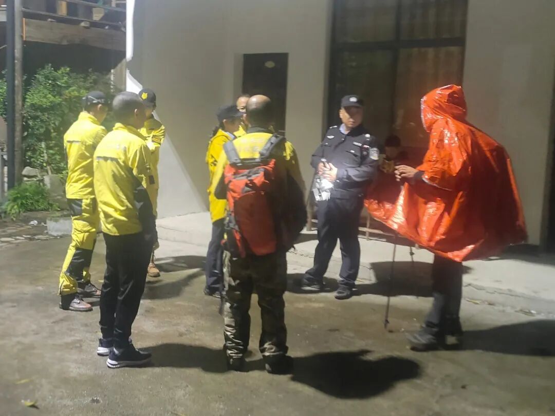 “再找不着人，就需要人来救我们了！” 00后女警的朋友圈让人心疼