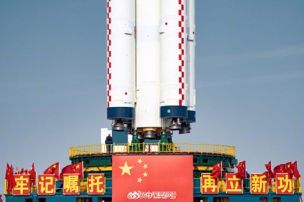 神二十一船箭组合体转运大片 神二十一船箭组合体转运大片