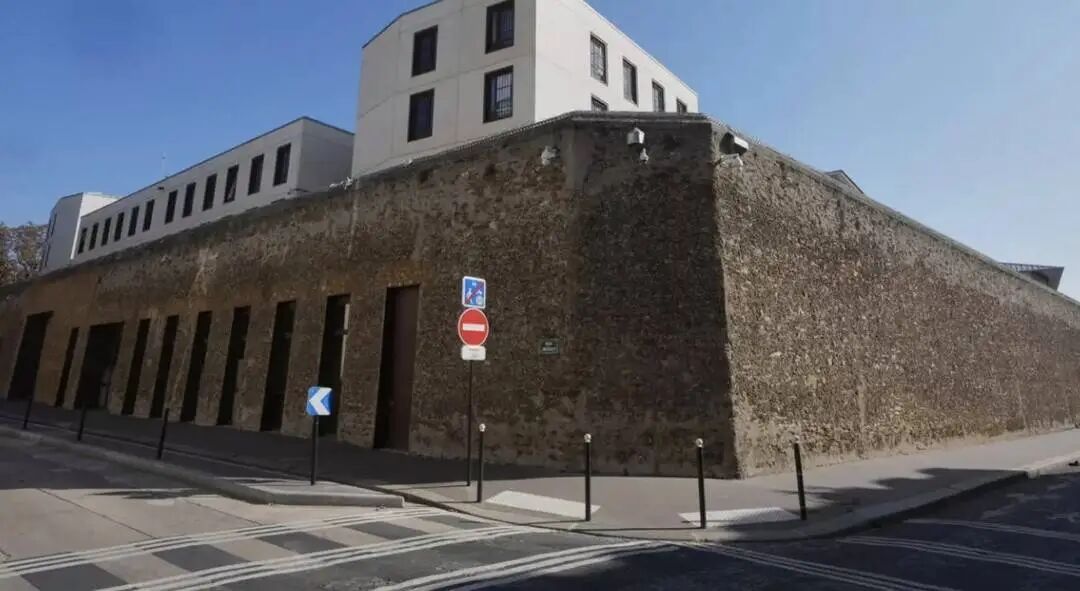 萨科齐入狱当天遭死亡威胁!3名涉事囚犯被捕,监狱提供近身保护 萨科齐入狱当天遭死亡威胁!3名涉事囚犯被捕,监狱提供近身保护