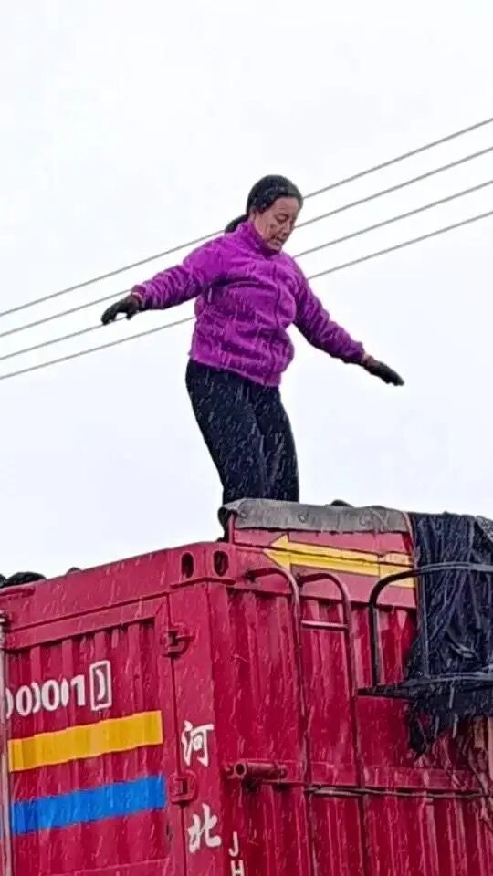 货车上的“换位人生” | 丈夫突发疾病瘫痪，妻子考驾照毅然挑起生活重担