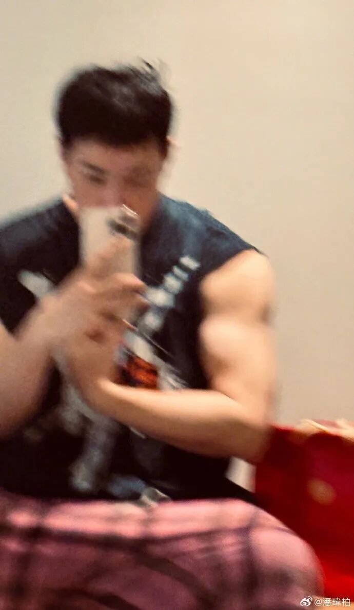 潘玮柏晒肌肉自拍，霸气展示瘦身成果：猛虎不发威，你把他当肥猫啊！幽默否认P图质疑