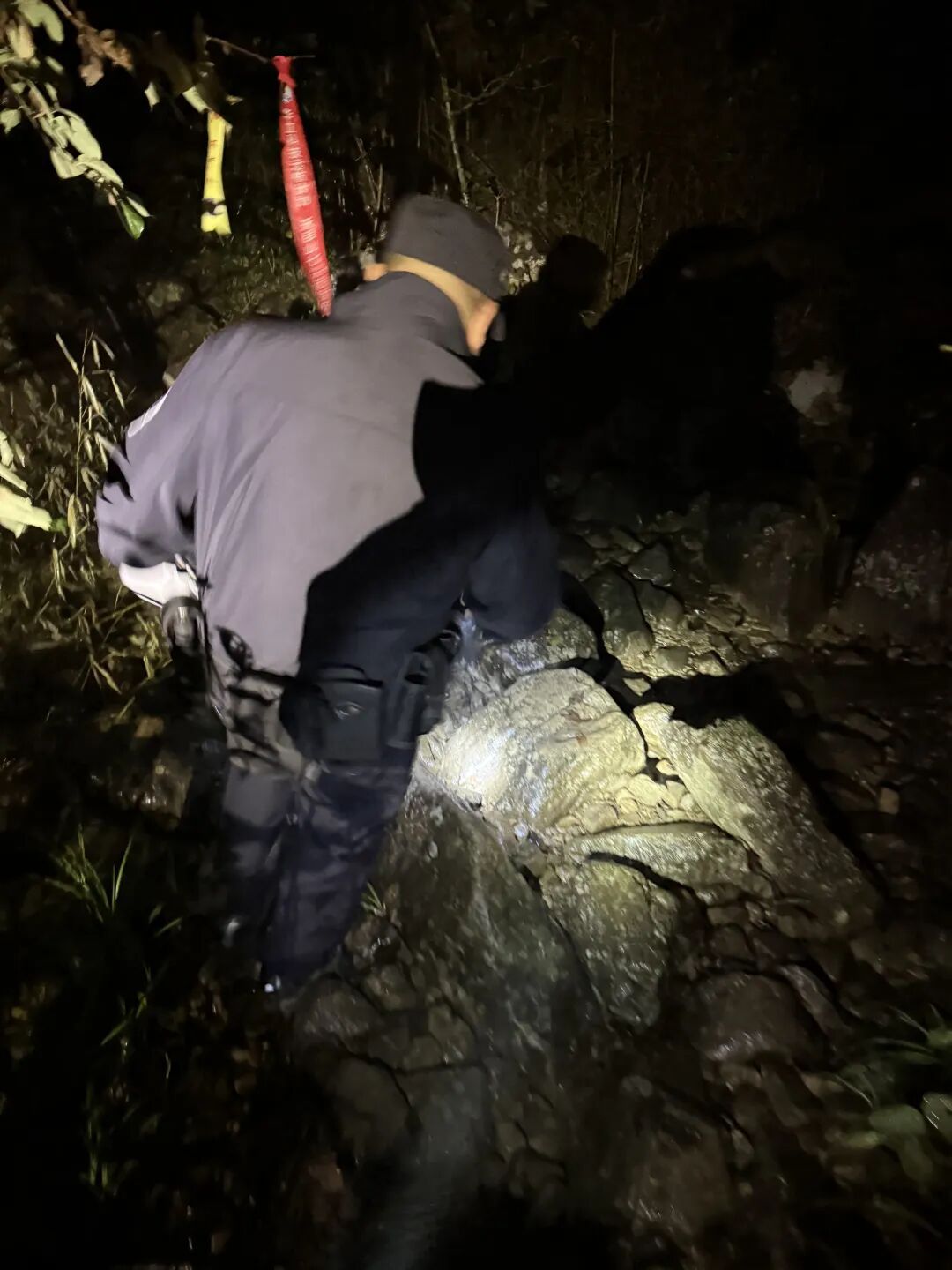 “再找不着人，就需要人来救我们了！” 00后女警的朋友圈让人心疼