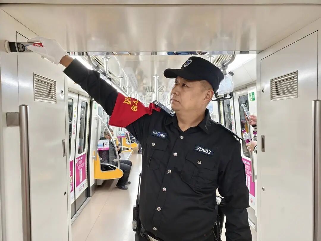 找到了!成都地铁“弯腰保安”是他! 找到了!成都地铁“弯腰保安”是他!