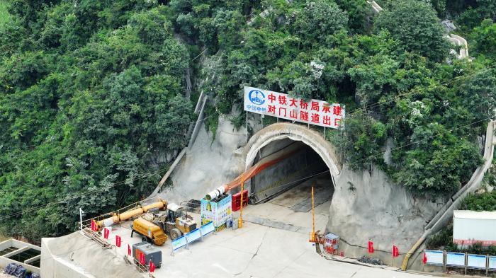 阶段性突破！云南文山至蒙自铁路首座隧道贯通
