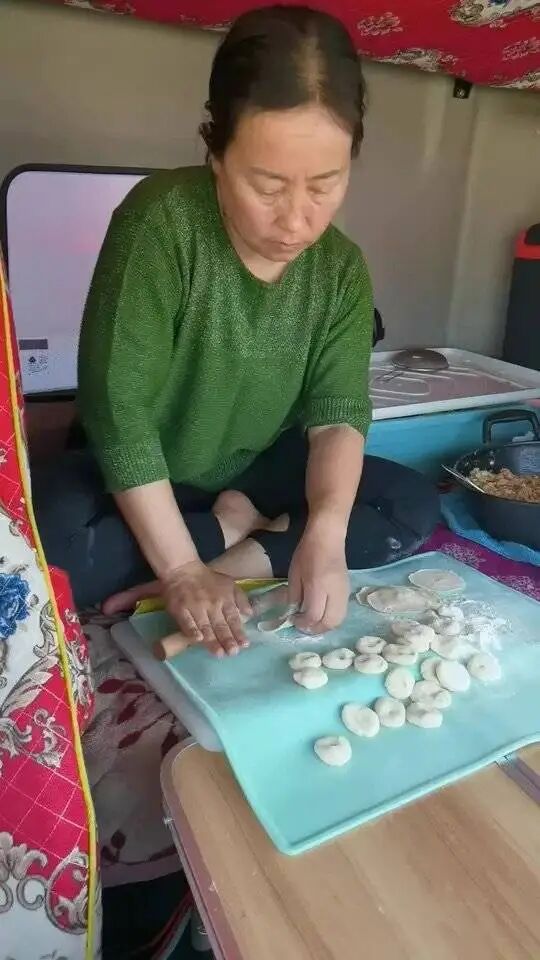 货车上的“换位人生” | 丈夫突发疾病瘫痪，妻子考驾照毅然挑起生活重担