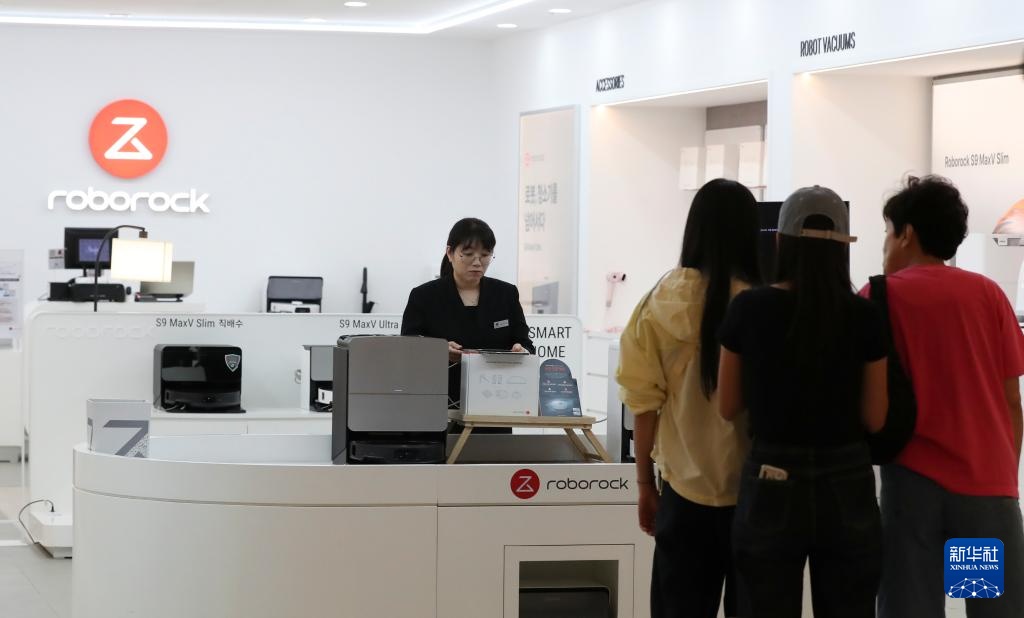 镜头连中外丨从中国车间到亚太客厅 扫地机器人出海“圈粉”记