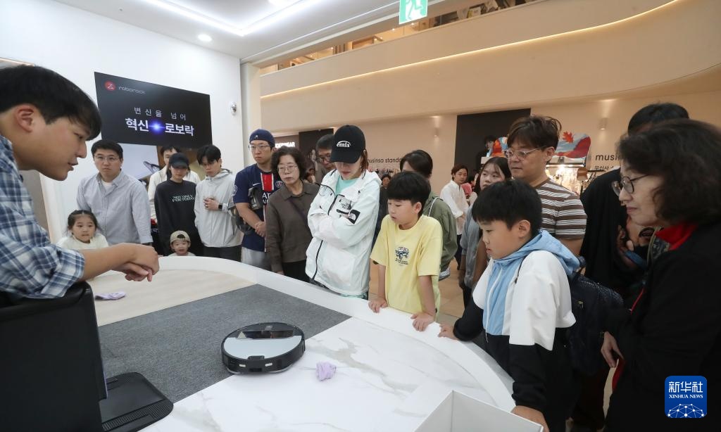 镜头连中外丨从中国车间到亚太客厅 扫地机器人出海“圈粉”记