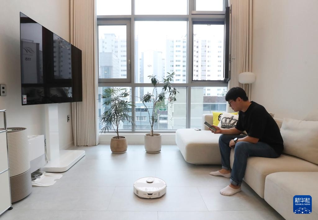 镜头连中外丨从中国车间到亚太客厅 扫地机器人出海“圈粉”记