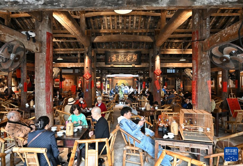 杂技走进蓉城老茶馆 杂技走进蓉城老茶馆