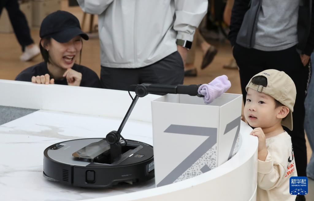 镜头连中外丨从中国车间到亚太客厅 扫地机器人出海“圈粉”记