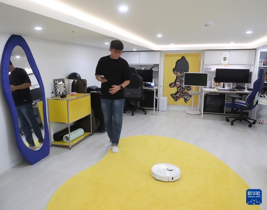 镜头连中外丨从中国车间到亚太客厅 扫地机器人出海“圈粉”记