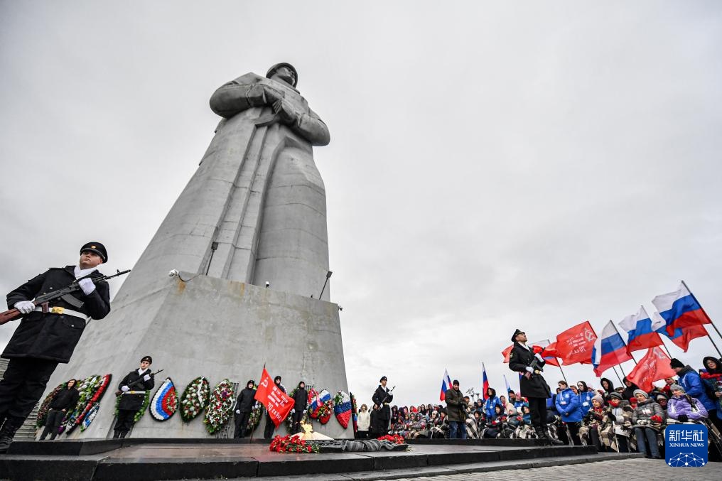 俄罗斯摩尔曼斯克州各界人士向“阿廖沙”雕像献花