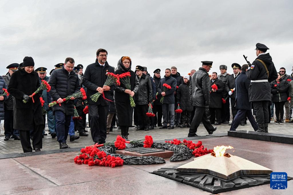 俄罗斯摩尔曼斯克州各界人士向“阿廖沙”雕像献花