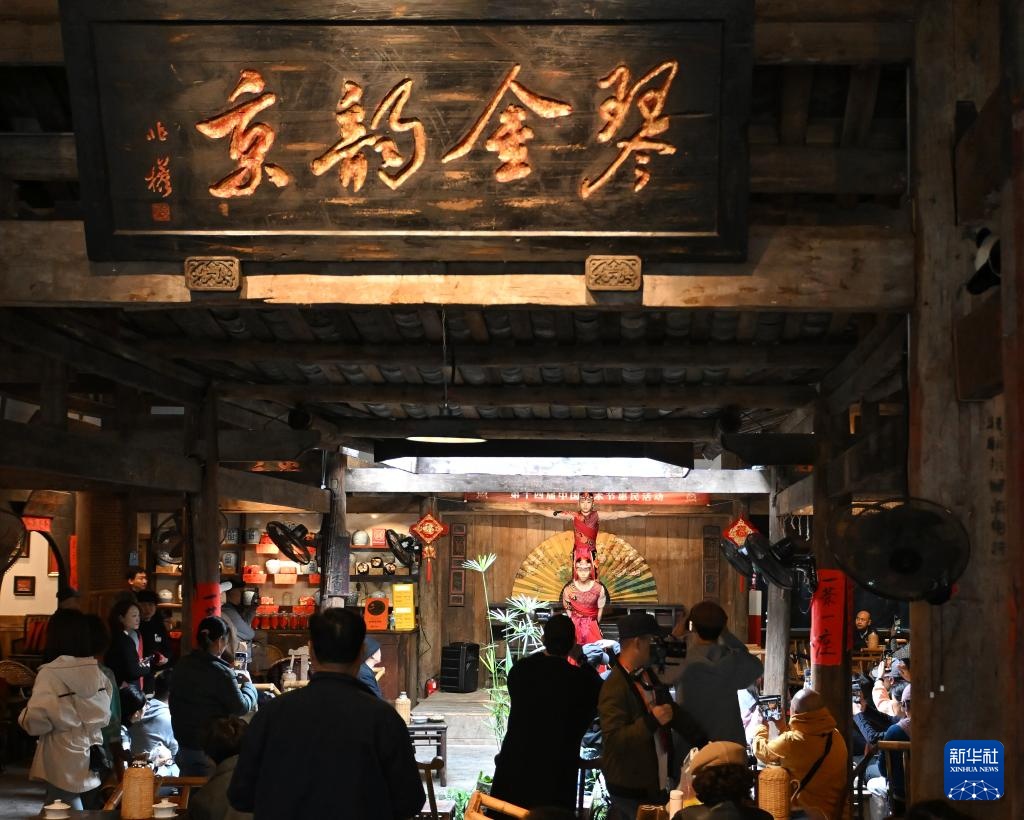 杂技走进蓉城老茶馆 杂技走进蓉城老茶馆