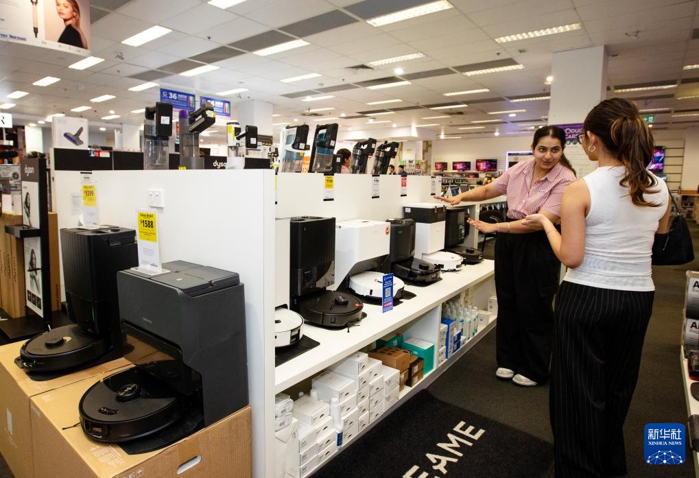 镜头连中外丨从中国车间到亚太客厅 扫地机器人出海“圈粉”记
