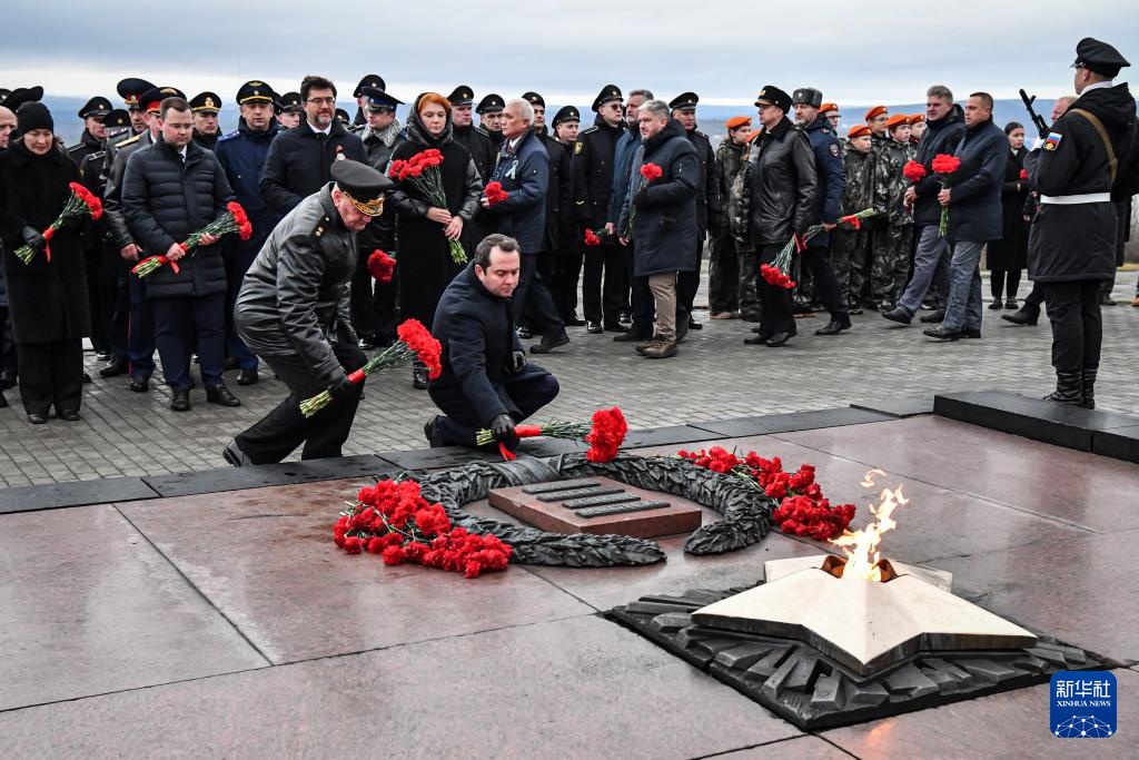 俄罗斯摩尔曼斯克州各界人士向“阿廖沙”雕像献花