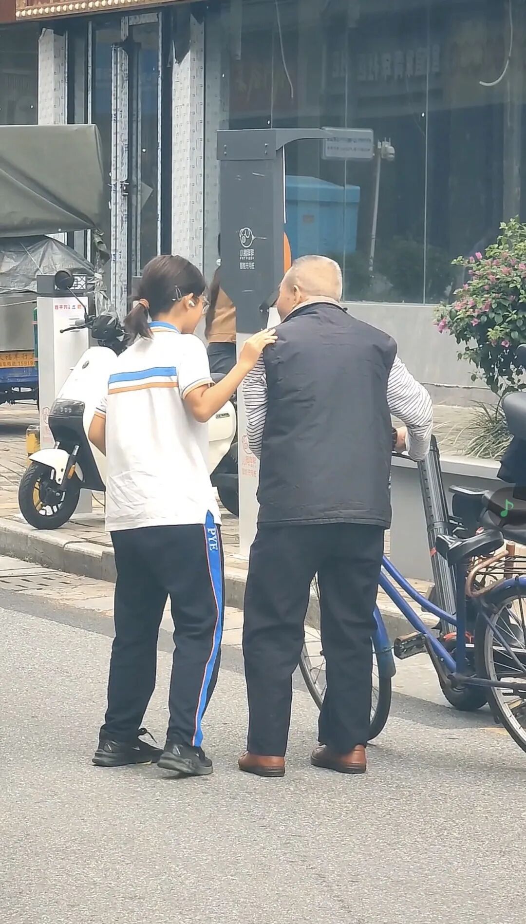 街头最美背影!广州一女学生上学路上扶起摔倒老人后,默默离去 街头最美背影!广州一女学生上学路上扶起摔倒老人后,默默离去