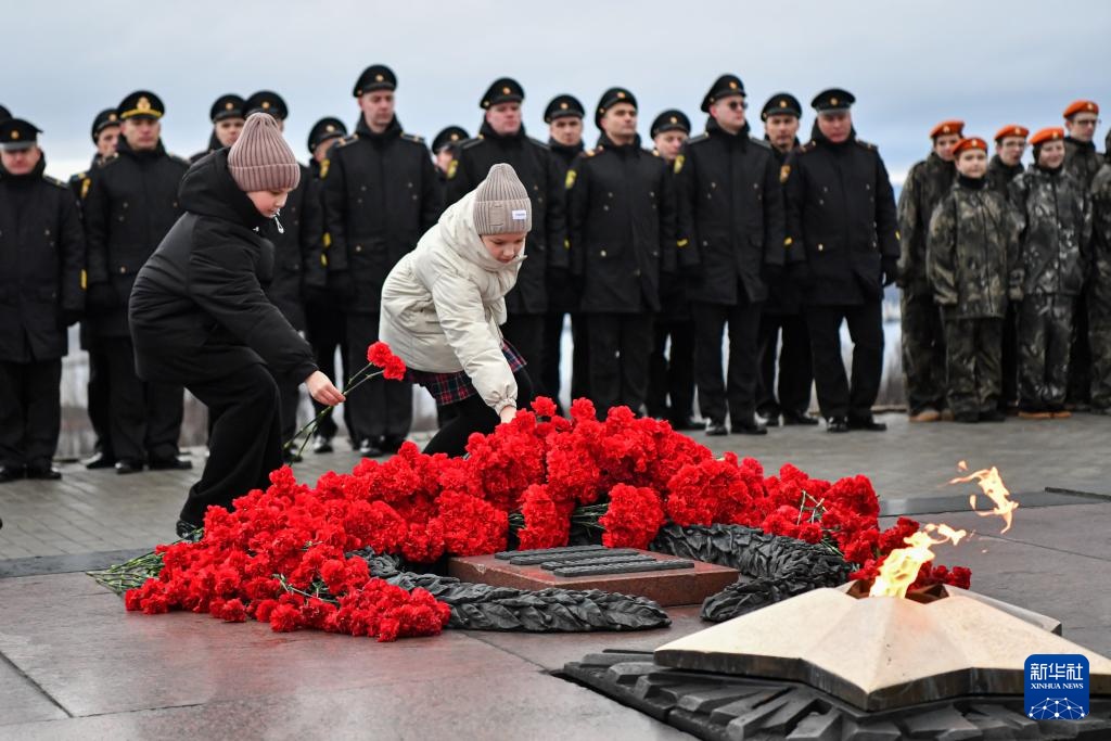 俄罗斯摩尔曼斯克州各界人士向“阿廖沙”雕像献花