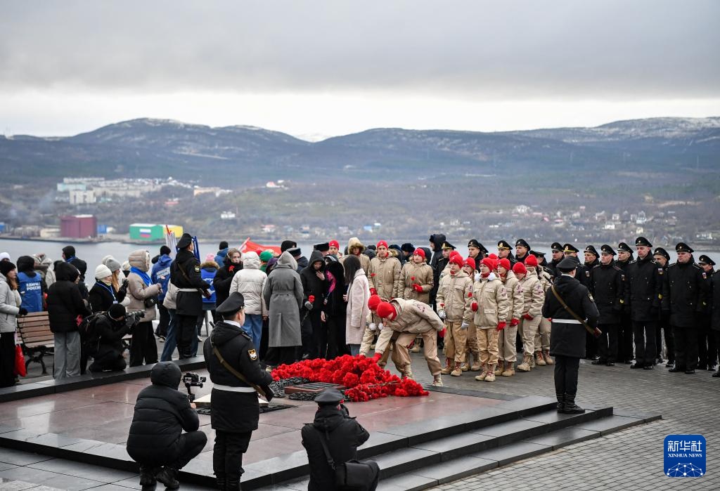 俄罗斯摩尔曼斯克州各界人士向“阿廖沙”雕像献花